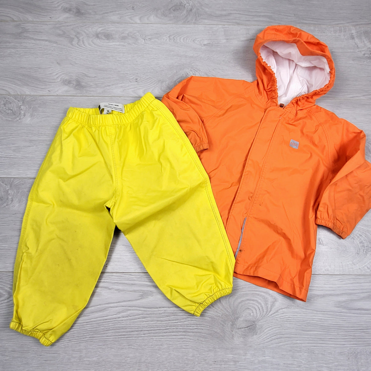HWIL1 - MEC 2pc Hi-Vis rain set. Size 18 months. PLAY QUALITY