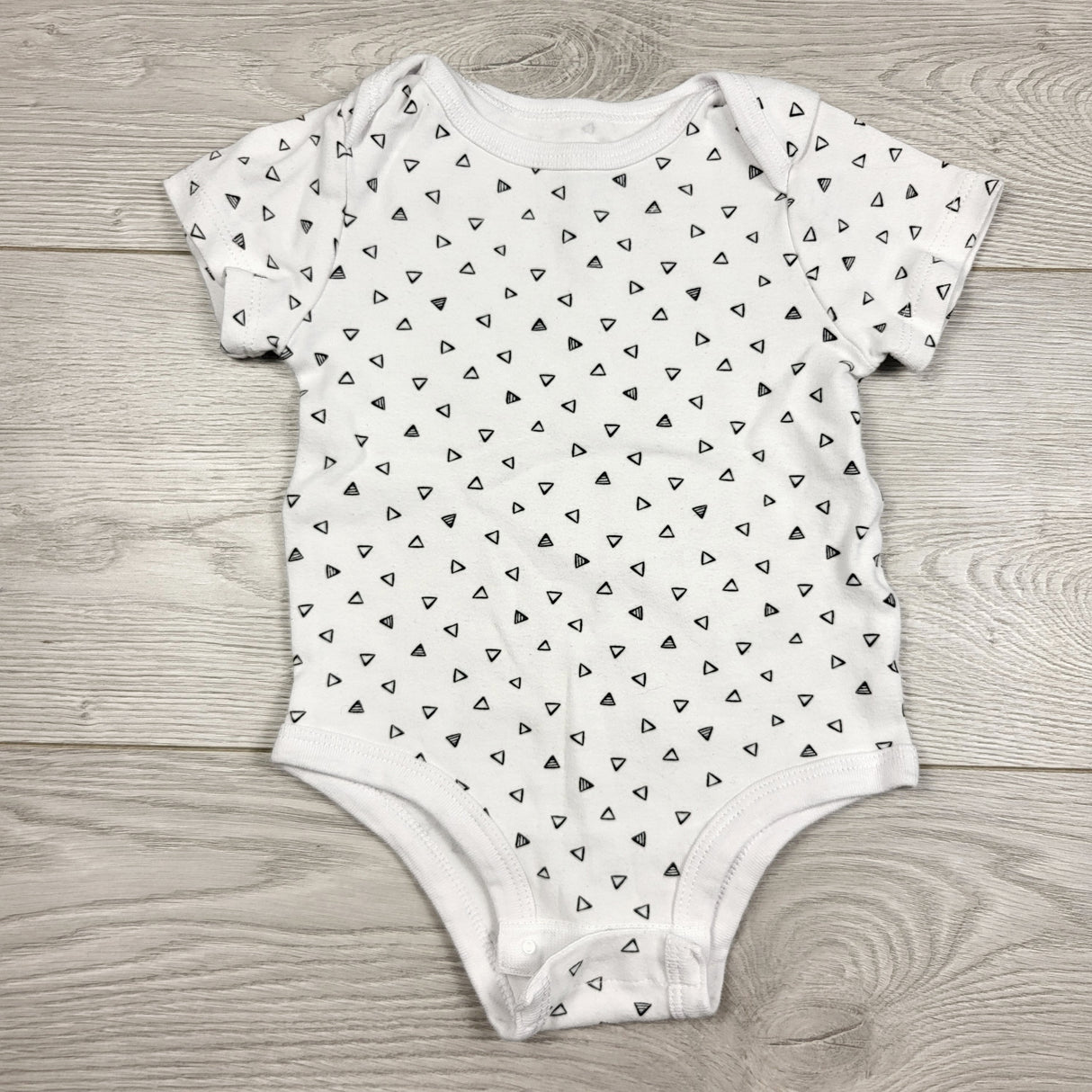 KARE1 - Rococo white bodysuit with triangles. Size 18 months