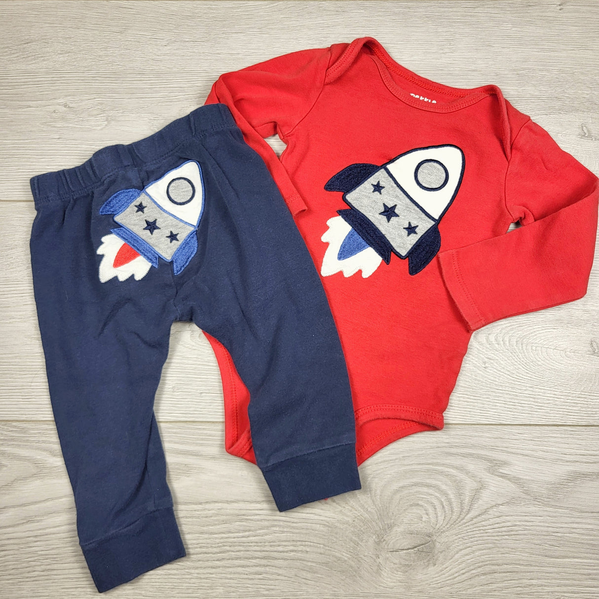 KARE1 - Pekkle 2pc set with rocket. Size 12 months 🍁