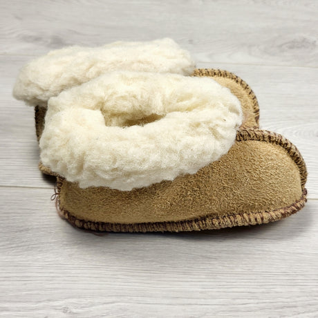 KARE2 - Handmade sheepskin slippers with shearling lining. Approx size 5 (toddler)
