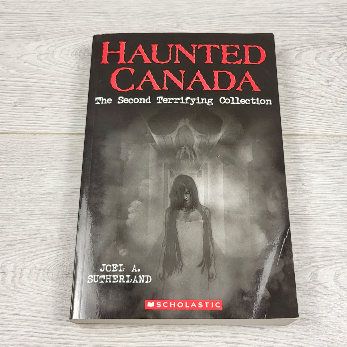 ZPXT5 - Haunted Canada. Soft cover book with ghost stories. 🍁