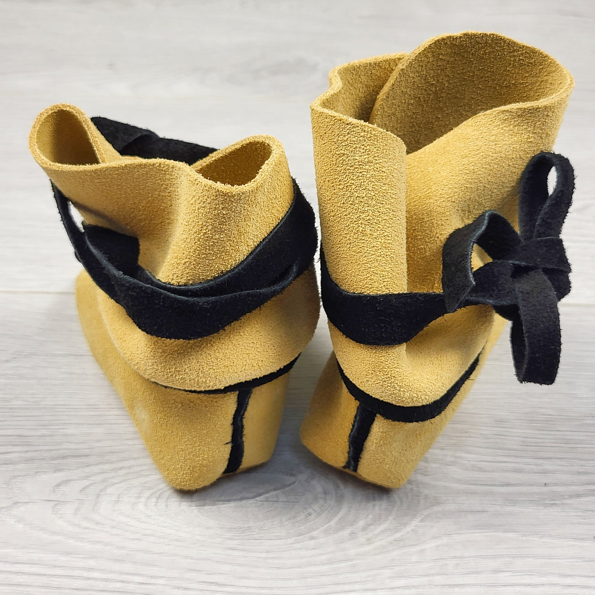 KHEN2 - Handmade deerskin beaded wrap moccasins. Size like a size 5 (12-18 months)