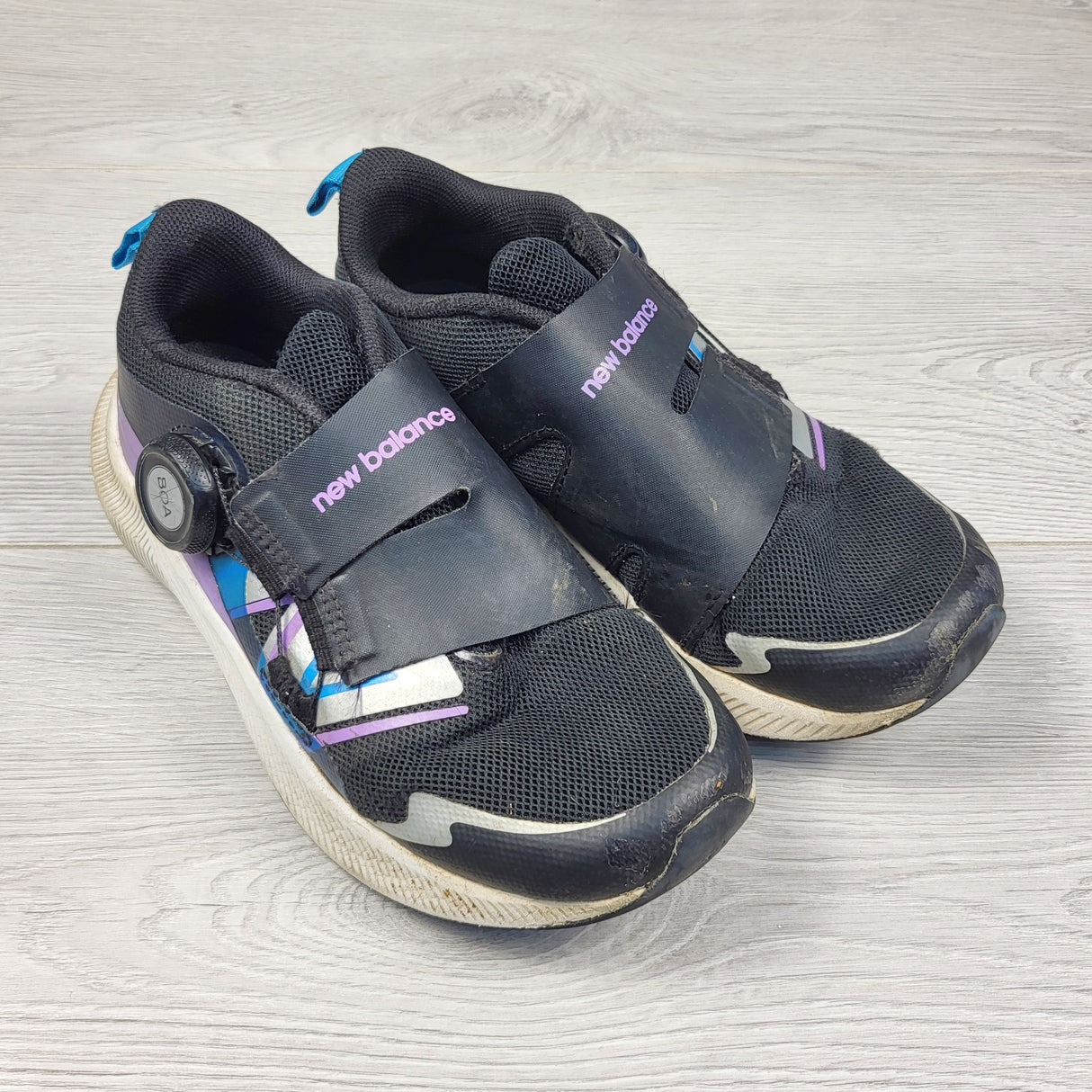 LMAC1 - New Balance black "Boa" no tie running shoes. Youth size 1