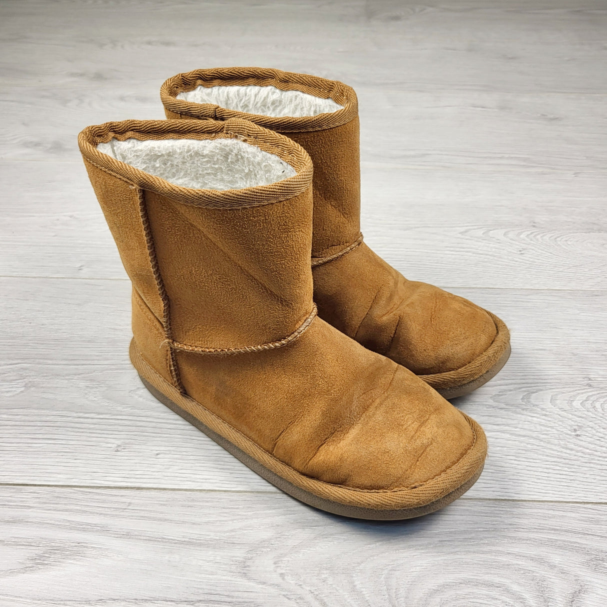 LMAC1 - Brown faux suede boots. Youth size 1