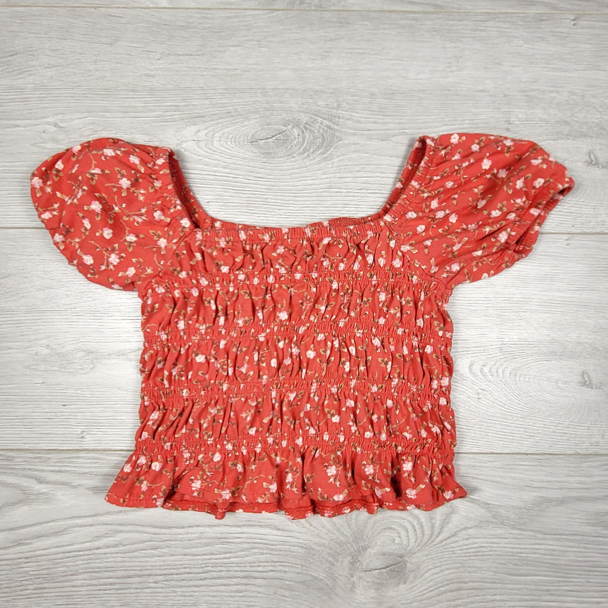 LMAC1 - Old Navy red cropped floral print smocked top. Size 6/7