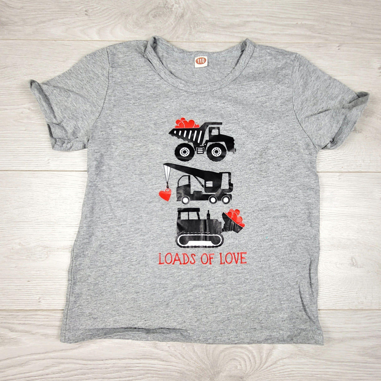 LMAC1 - Grey "Loads of Love" t-shirt. Size 4T