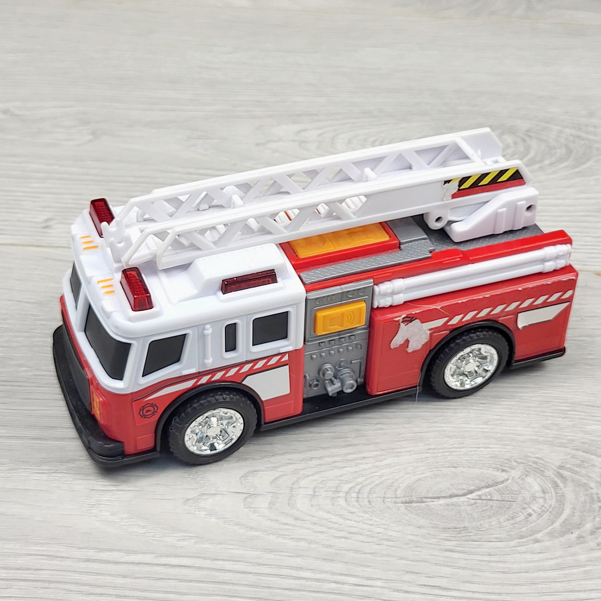 JEST2 - Small motorized fire truck with lights and sounds