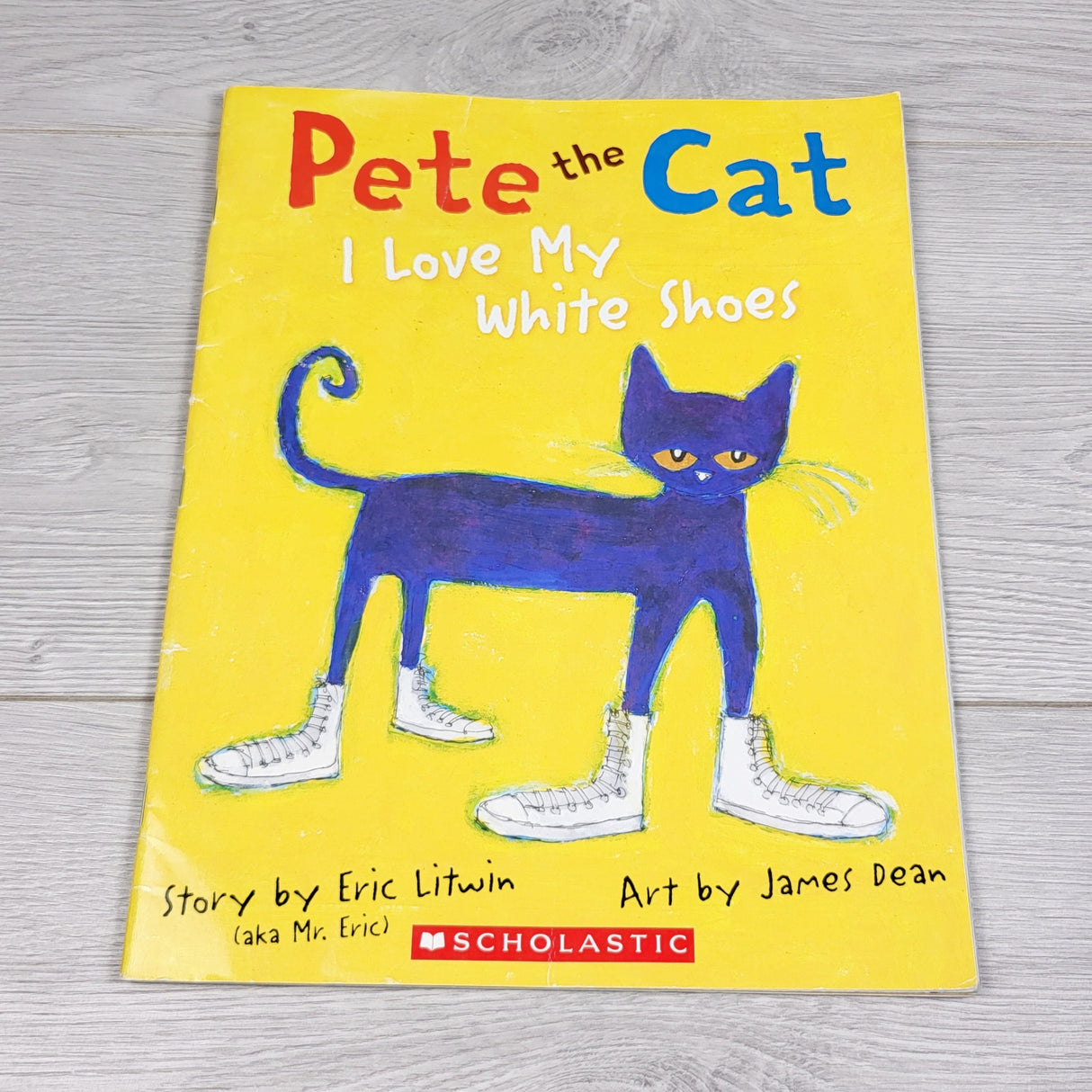 OAG22 - Pete the Cat: I Love My White Shoes. Soft cover book
