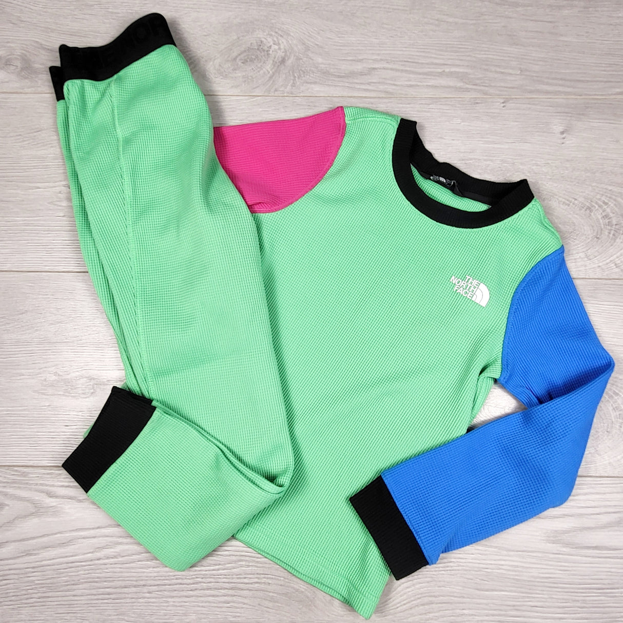 BNG2 - The North Face green colour block waffle knit 2pc base layer set. Size 6