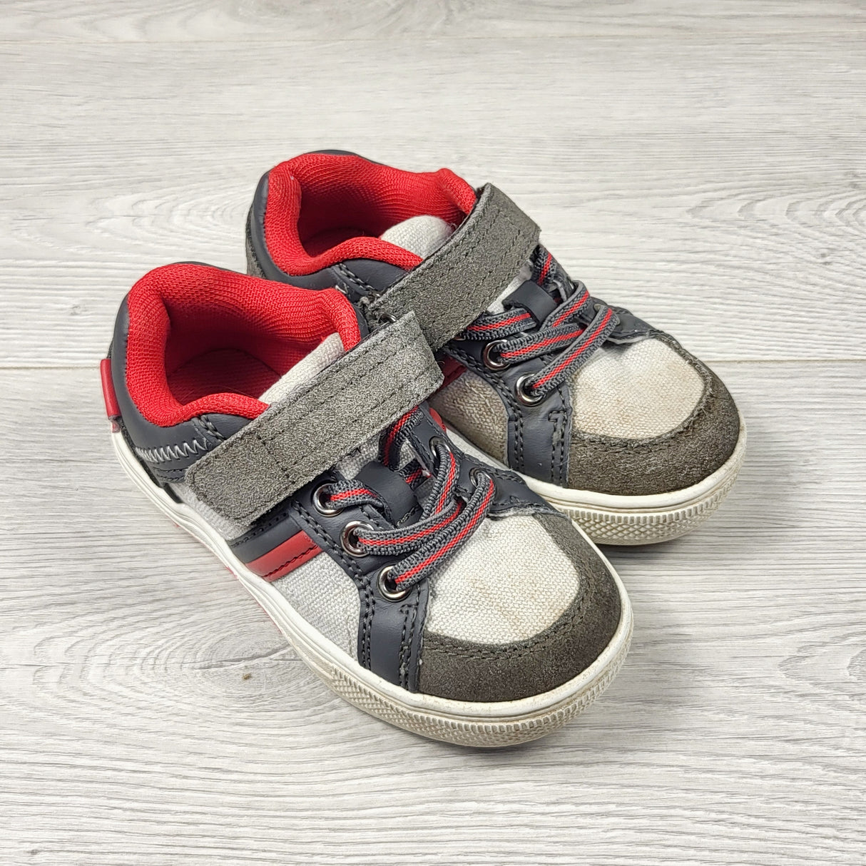 GFST1 - Dream Pairs canvas running shoes. Size 7