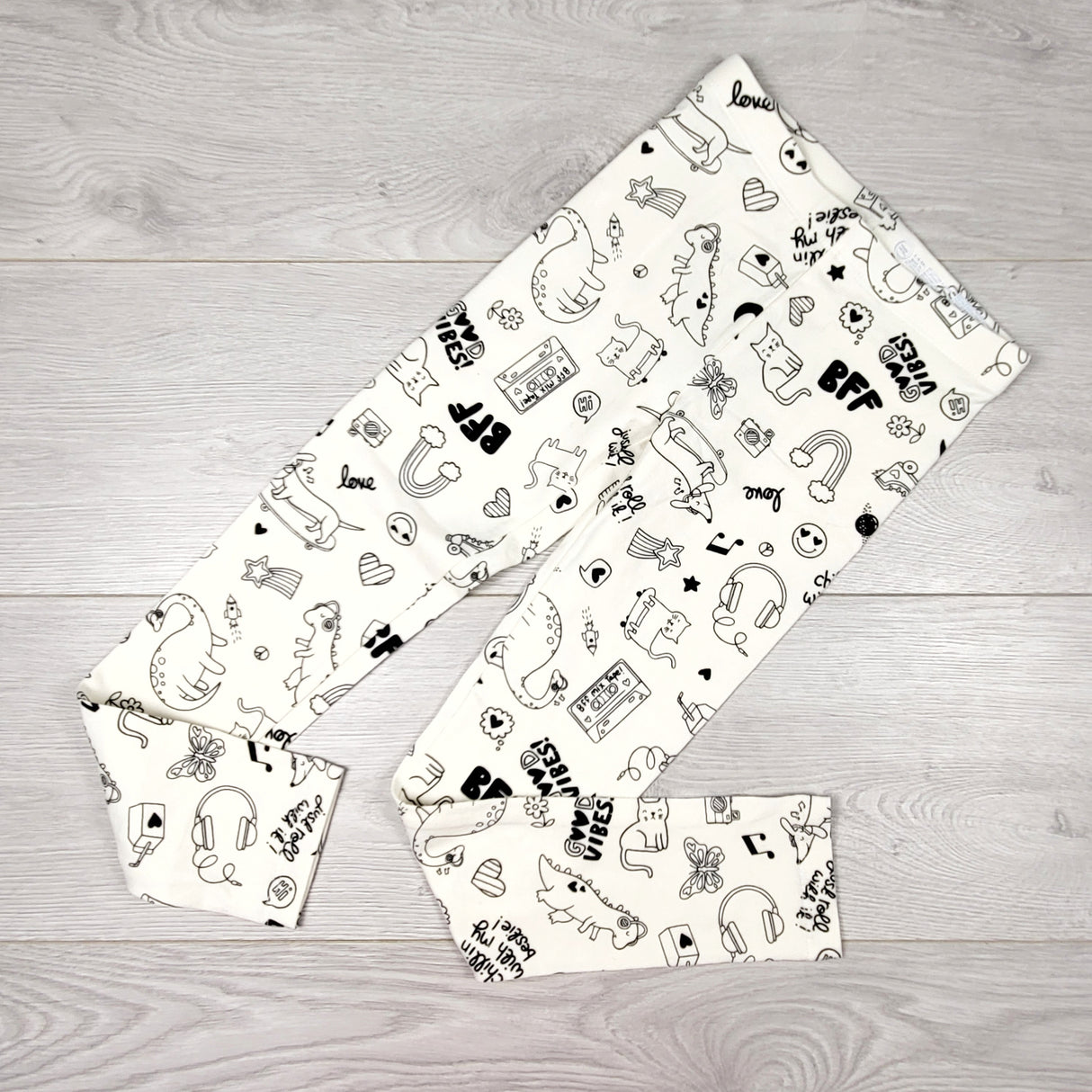 TSAM1 - Wonder Nation white leggings with doodles. Size 6/6X