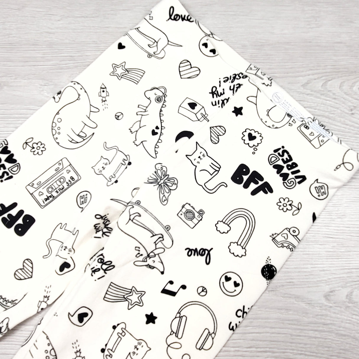 TSAM1 - Wonder Nation white leggings with doodles. Size 6/6X