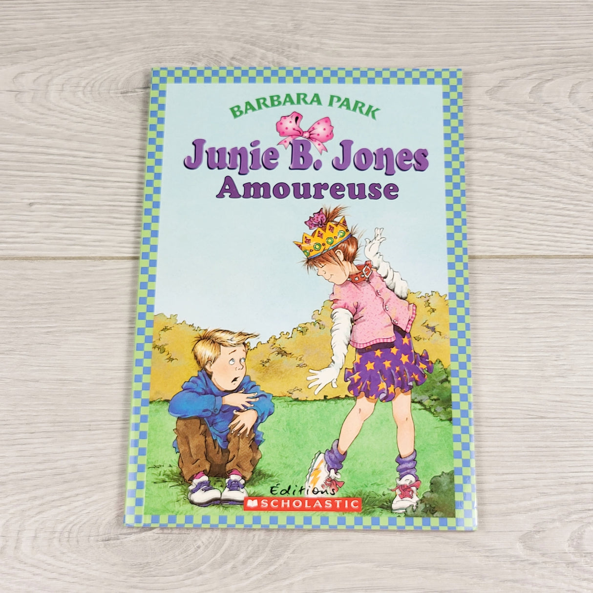 GFST2 - Junie B. Jones Amoureuse. Soft cover French language chapter book