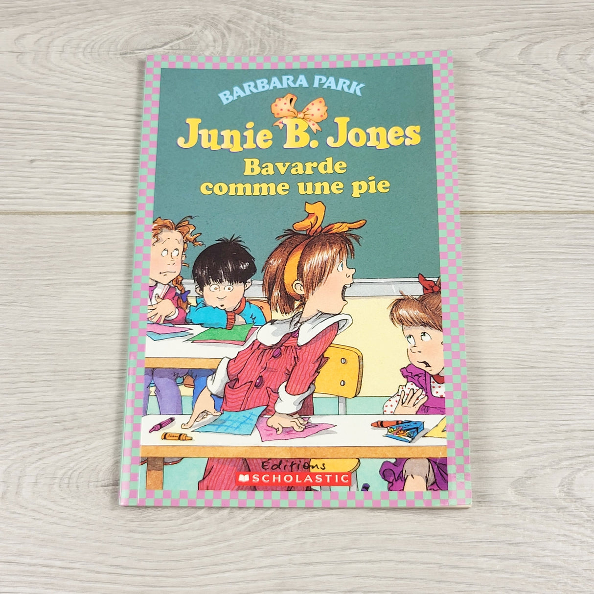 GFST2 - Junie B. Jones Bavarde comme une pie. Soft cover French language chapter book