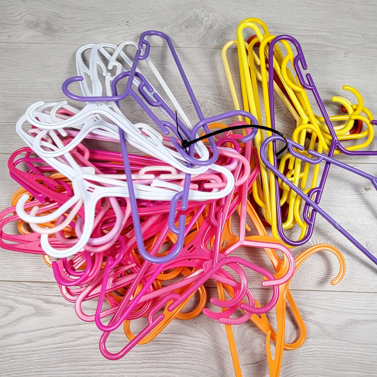 GFST2 - Lot of plastic hangers. LOCAL pick up or delivery only