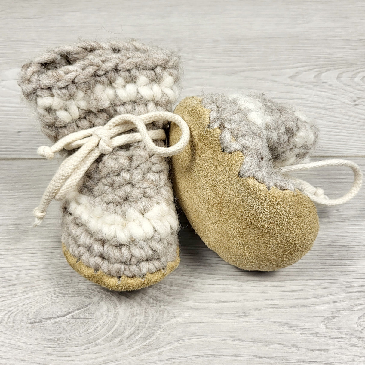 ORW1 - Padraig grey and white sheepskin slippers. Approx size 5 🍁