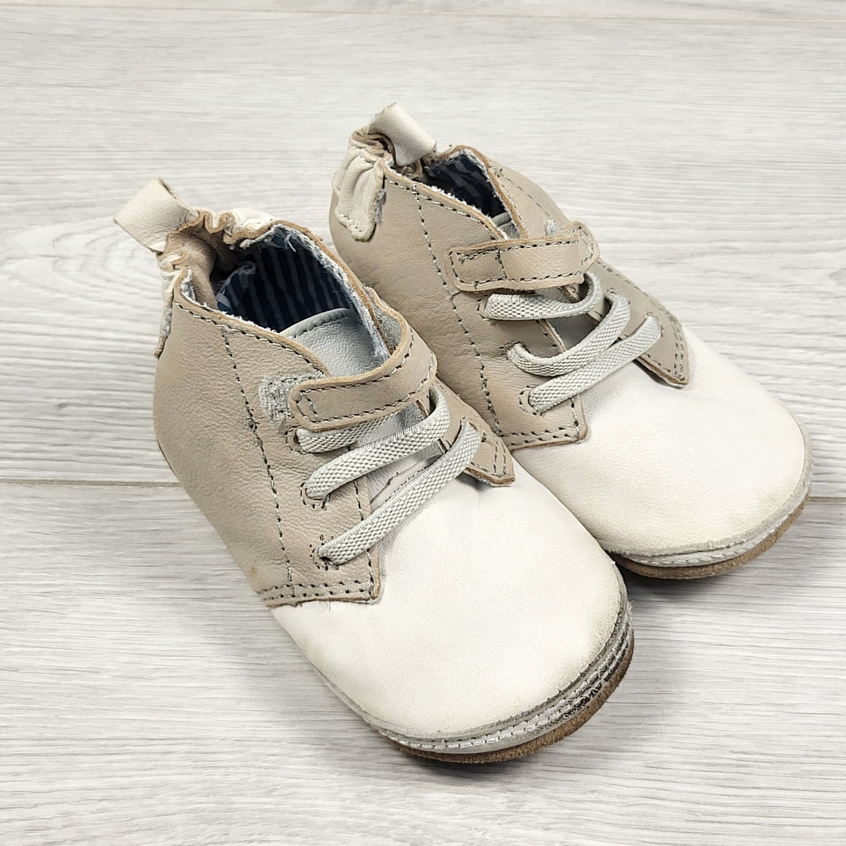 ORW1 - Robeez First Kicks soft soled leather "Elijah" boots. Size 9-12 months 🍁