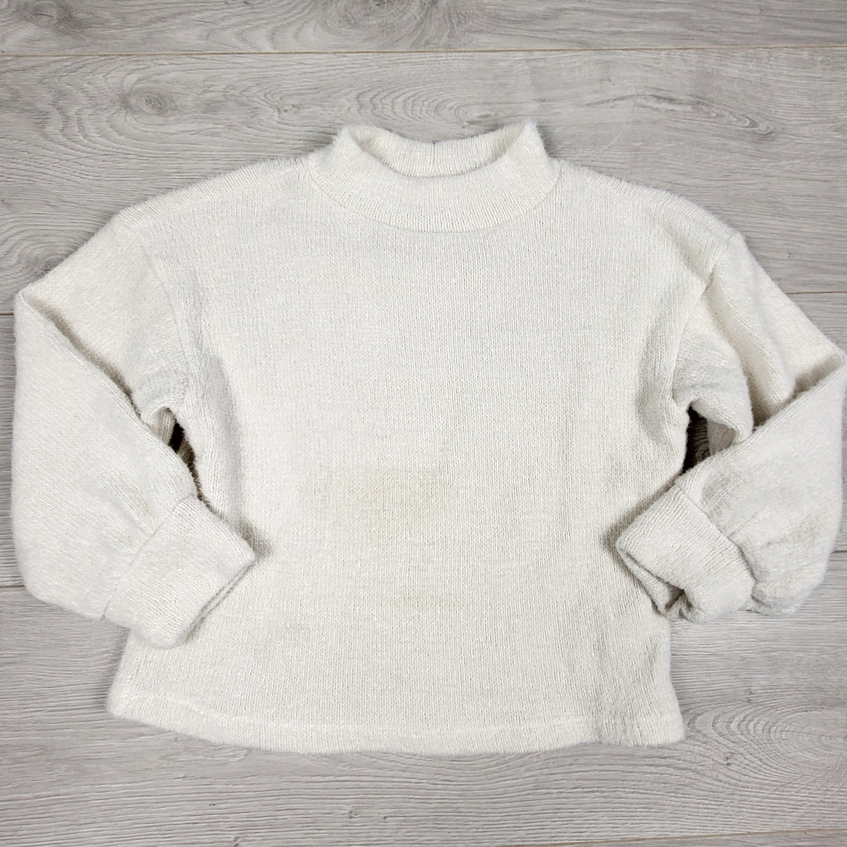 LHEP1 - Old Navy white soft and fuzzy sweater. Size 6/7
