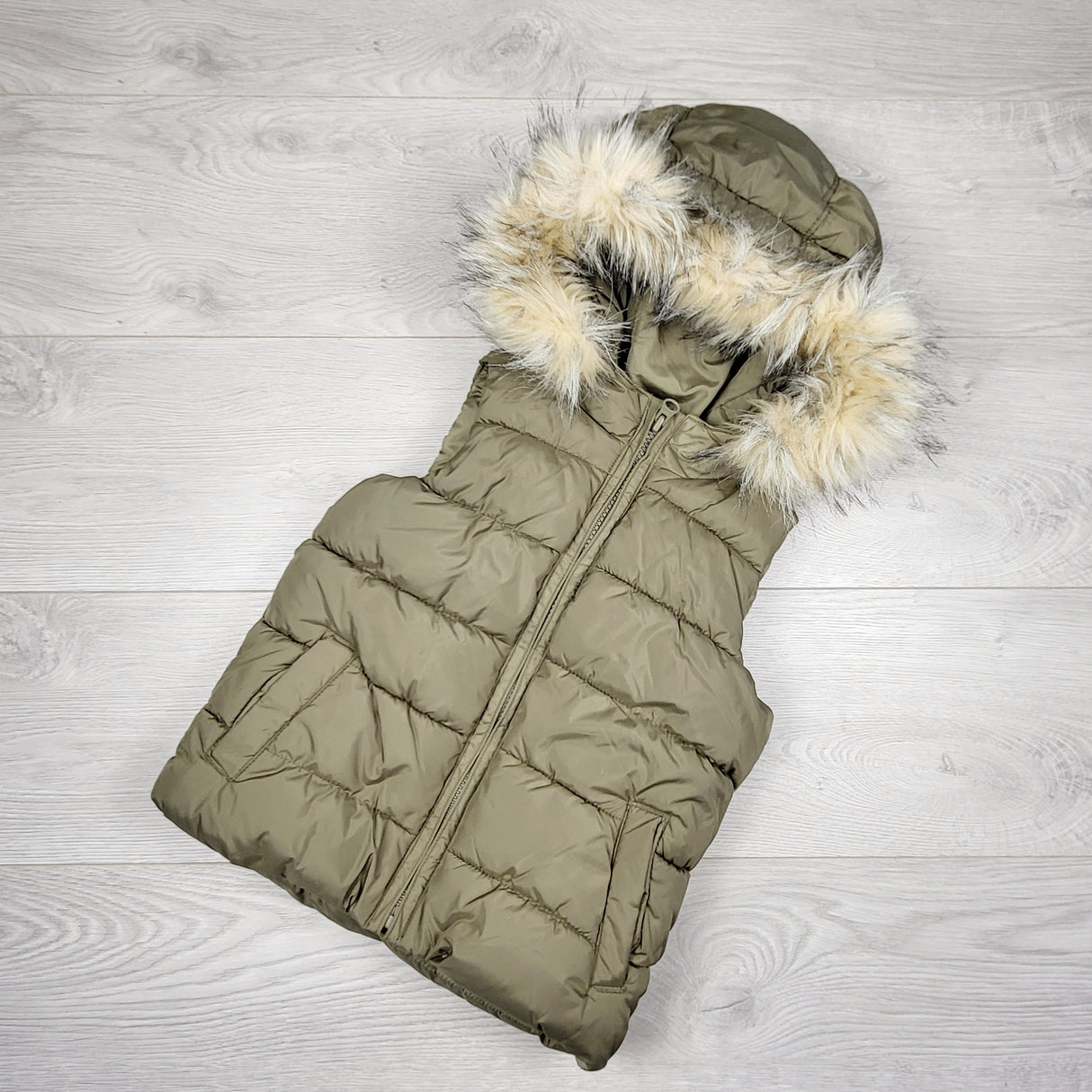 LHEP2 - Gap olive green hooded puffer vest. Size 5T