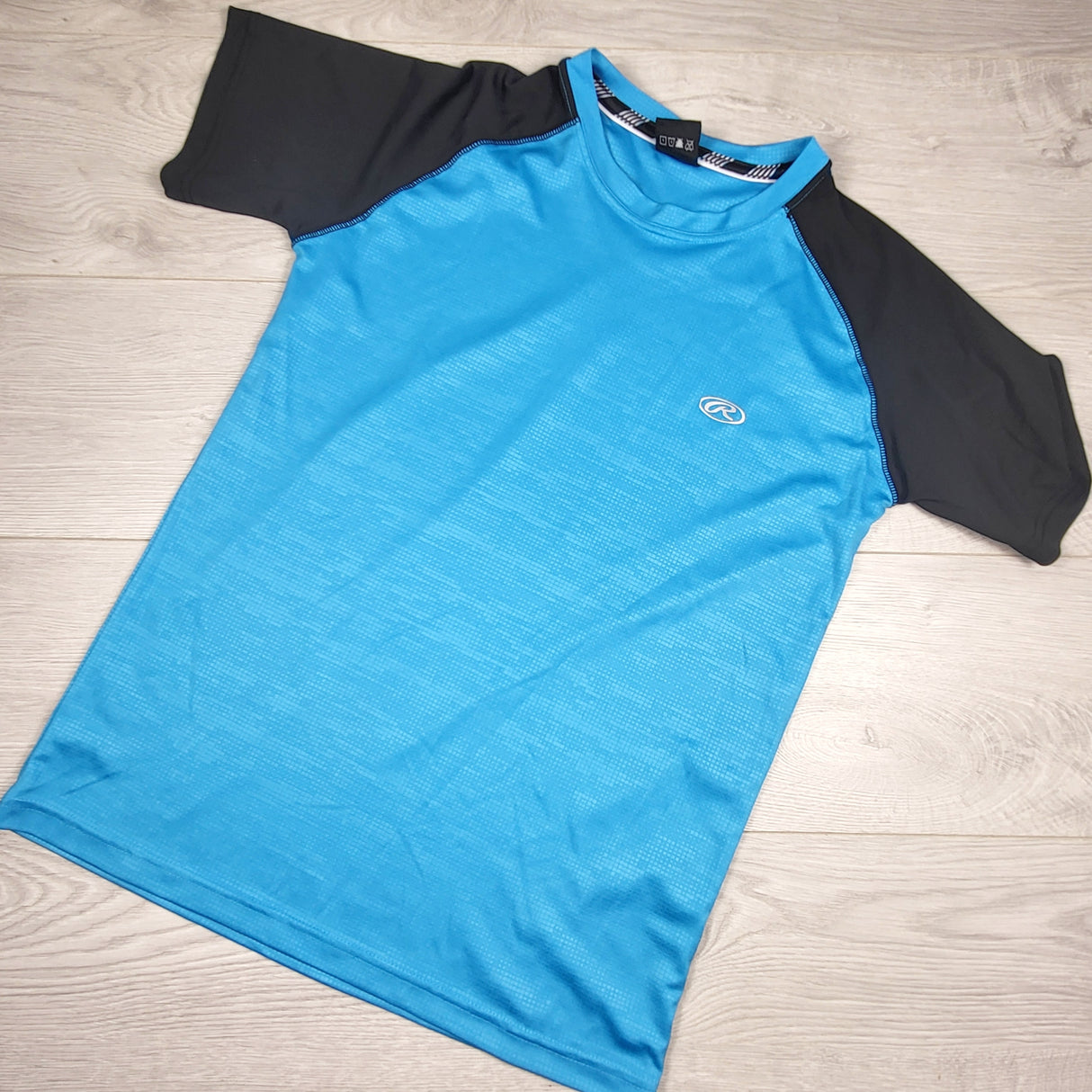 JKZ1 - Rawlings blue and black short sleeved active top. Size large