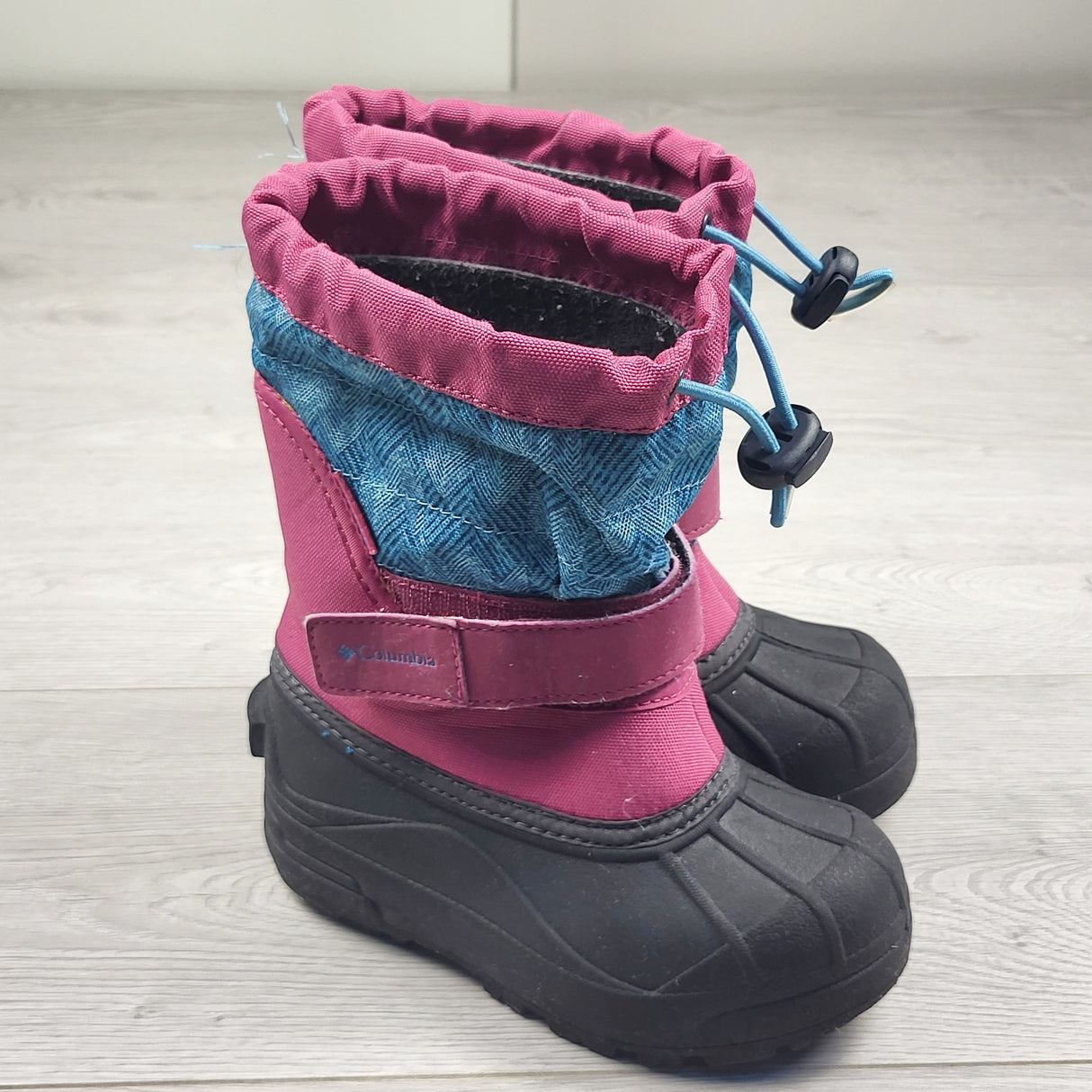 LHEP4 - Columbia pink and blue snow boots. Size 11