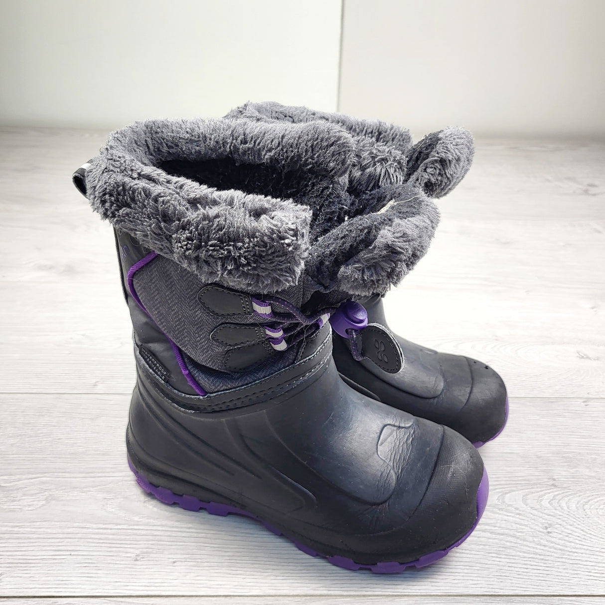 JKZ2 - XMTN grey and purple snow boots. Youth size 1