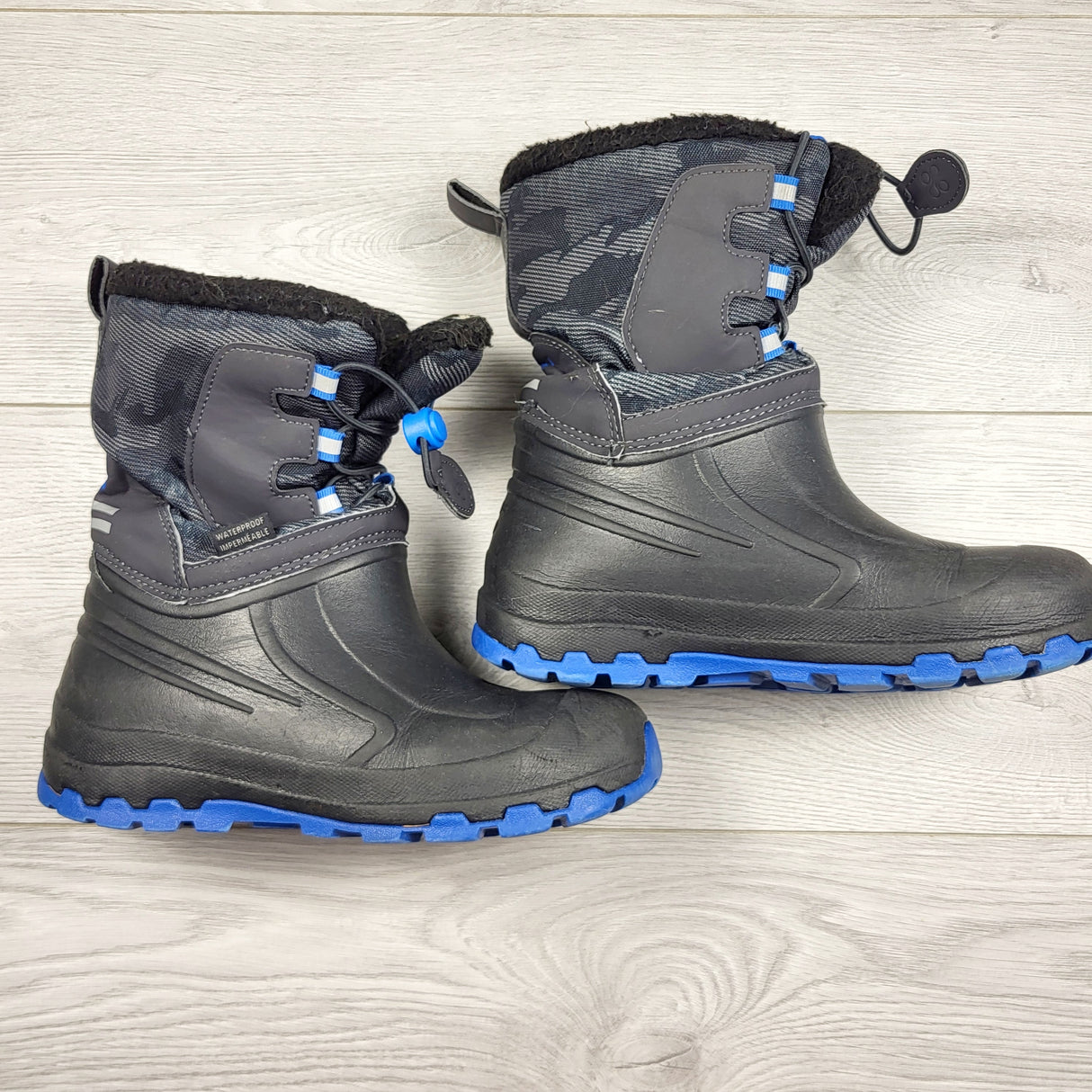 JKZ2 - XMTN black and blue snow boots. Youth size 2