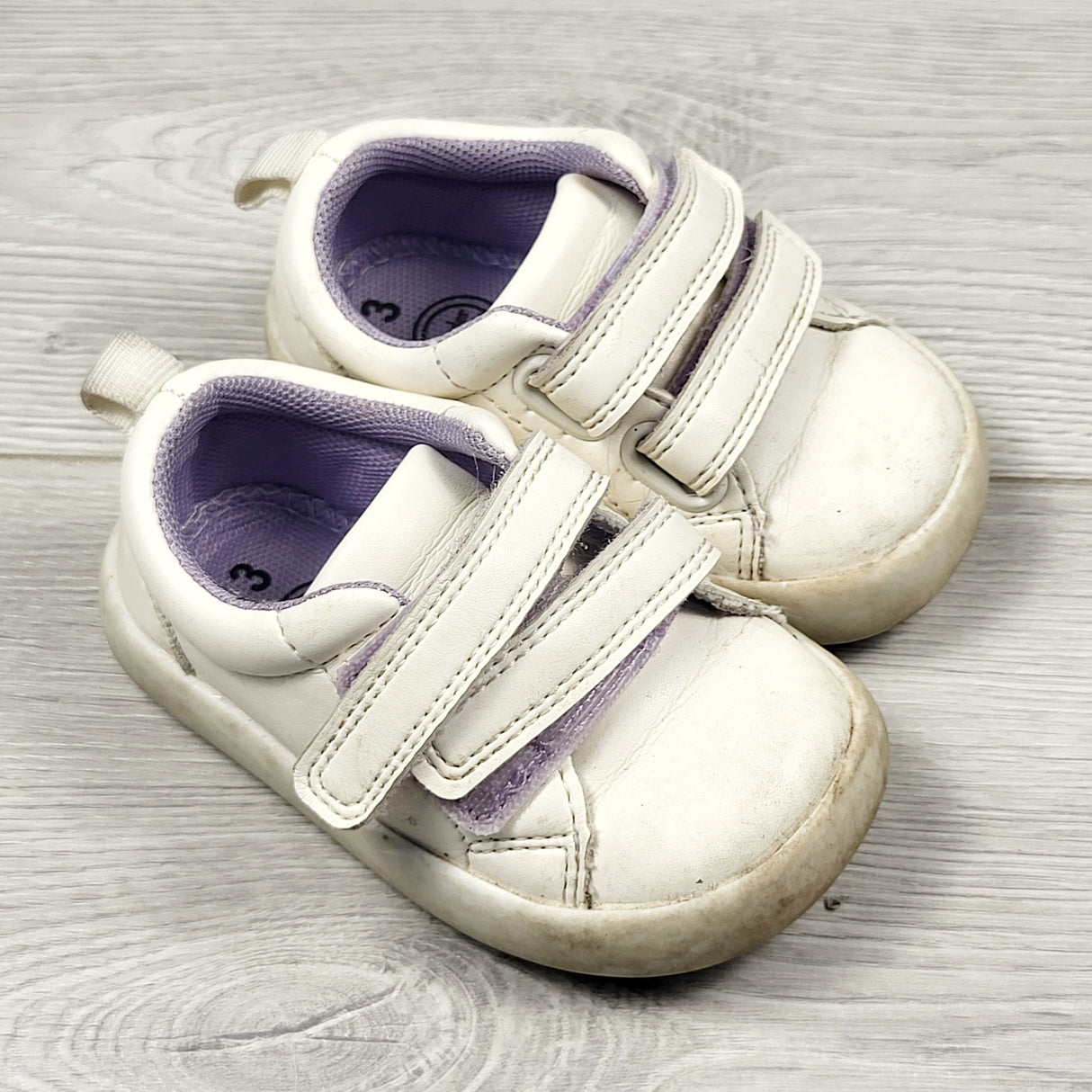 COWN1 - Wonder Nation white velcro sneakers. Size 3