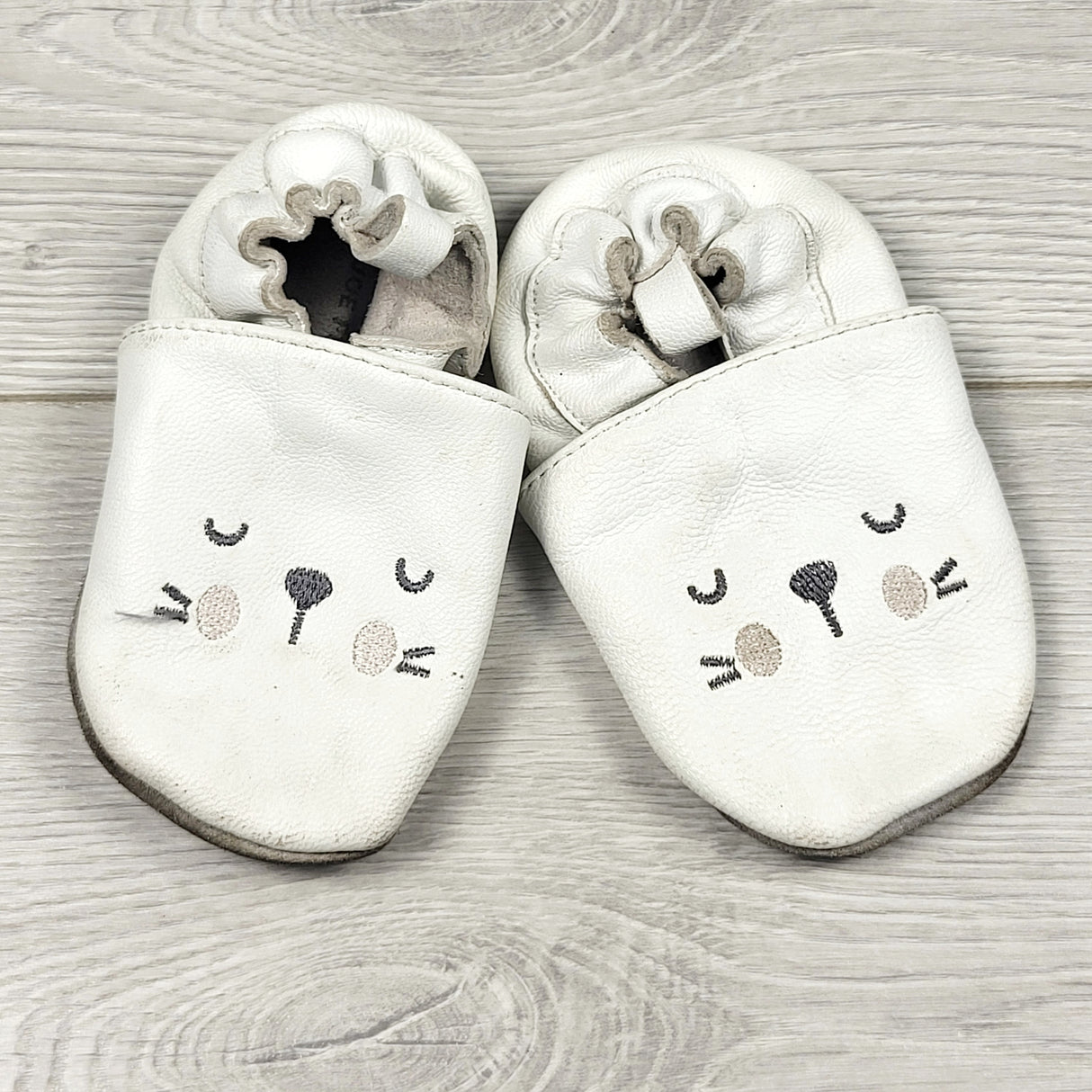 COWN1 - Joe white leather soft soled shoes. Size 6-12 months