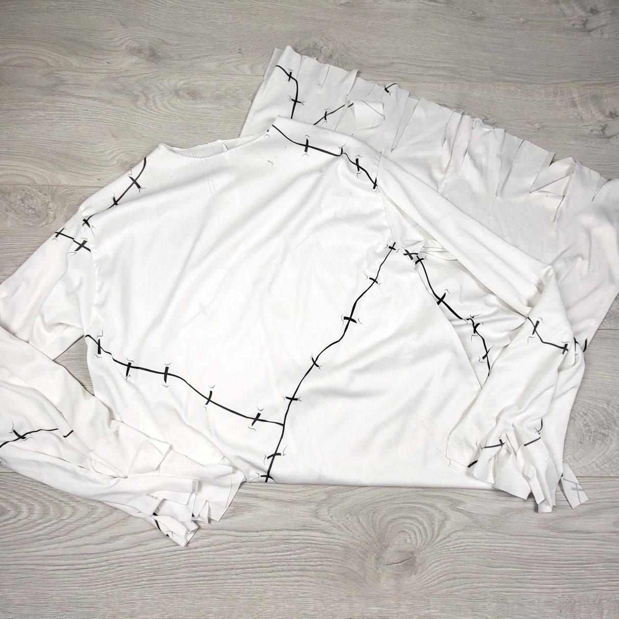 RHW2 - White Scarecrow / Ghoul costume costume. Sizes like a small