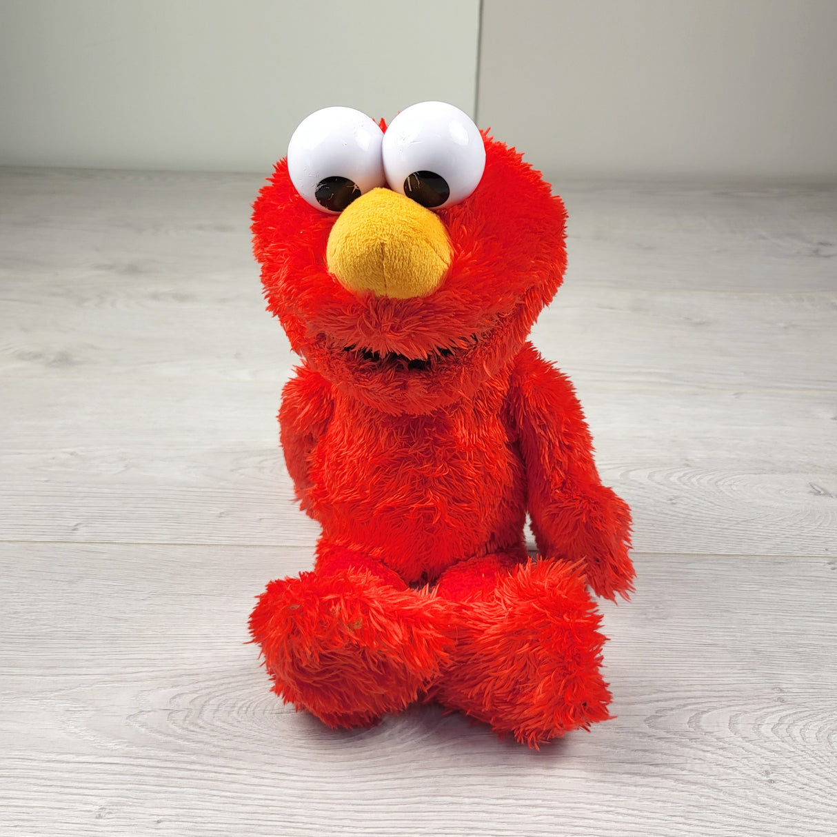 RHW2 - Giggling Elmo doll (needs batteries)
