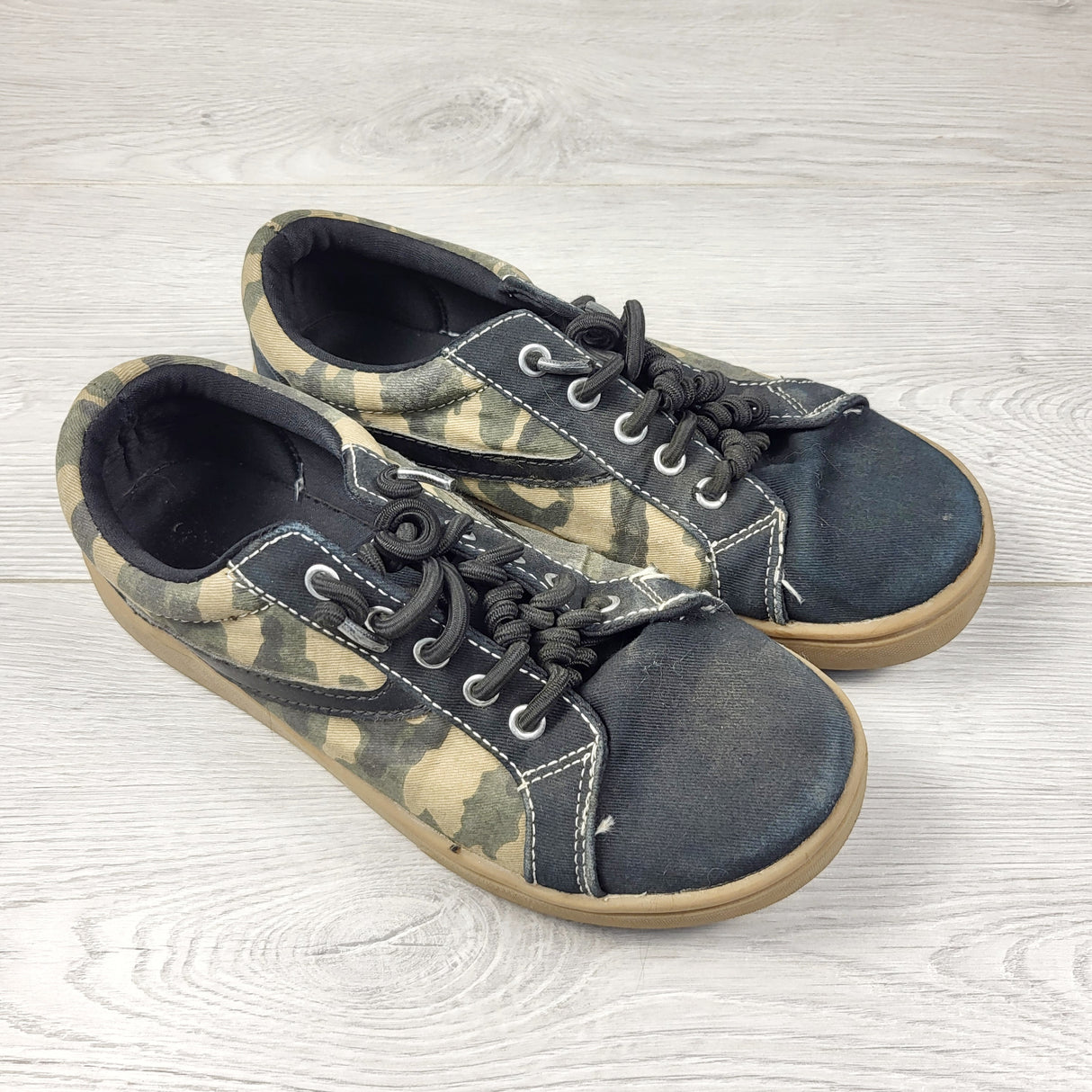 RHW2 - Black and camouflage canvas shoes. Youth size 3
