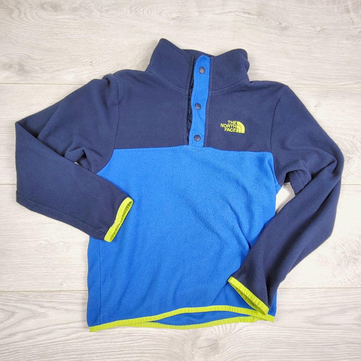 CMRD11 - The North Face two-tone blue pullover fleece. Size 7/8