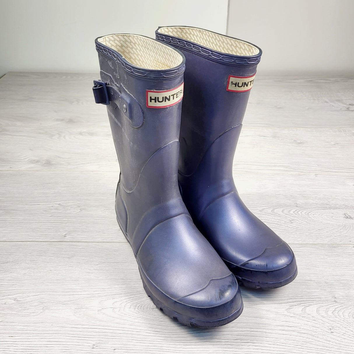 CMRD11 - Hunter rain boots. Youth size 5 (UK size 4)
