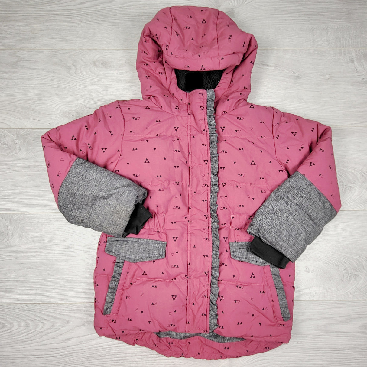 ESZ1 - Peekaboo Beans pink patterned sherpa lined hooded winter coat. Size 6 🍁