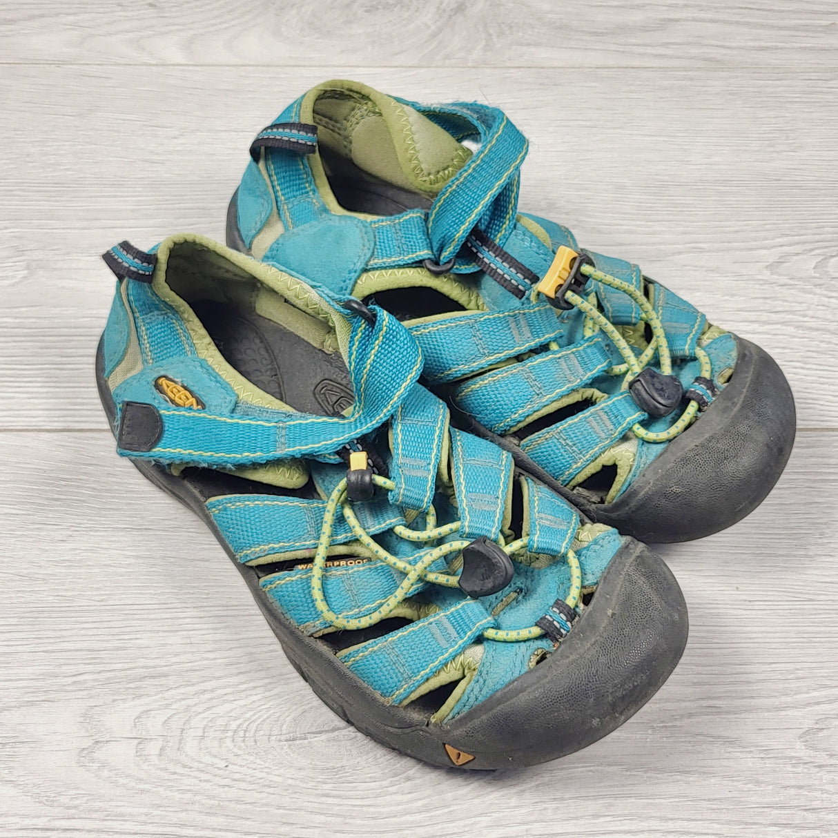 KBRD1 - Keen turquoise sandals. Youth size 2