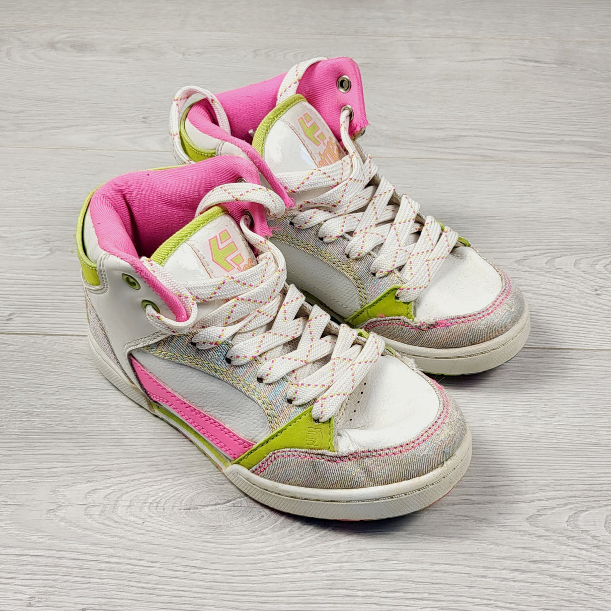 KBRD1 - Etnies hightop shoes. Youth size 1