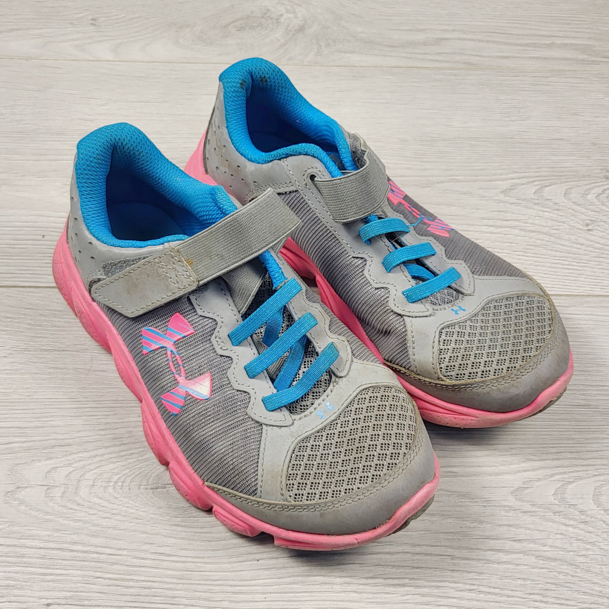 KBRD1 - Under Armour grey running shoes. Youth size 2