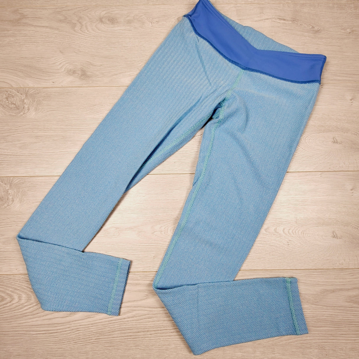 KBRD1 - Ivivva (Lululemon) blue chevron knit leggings. Size 12. 🍁