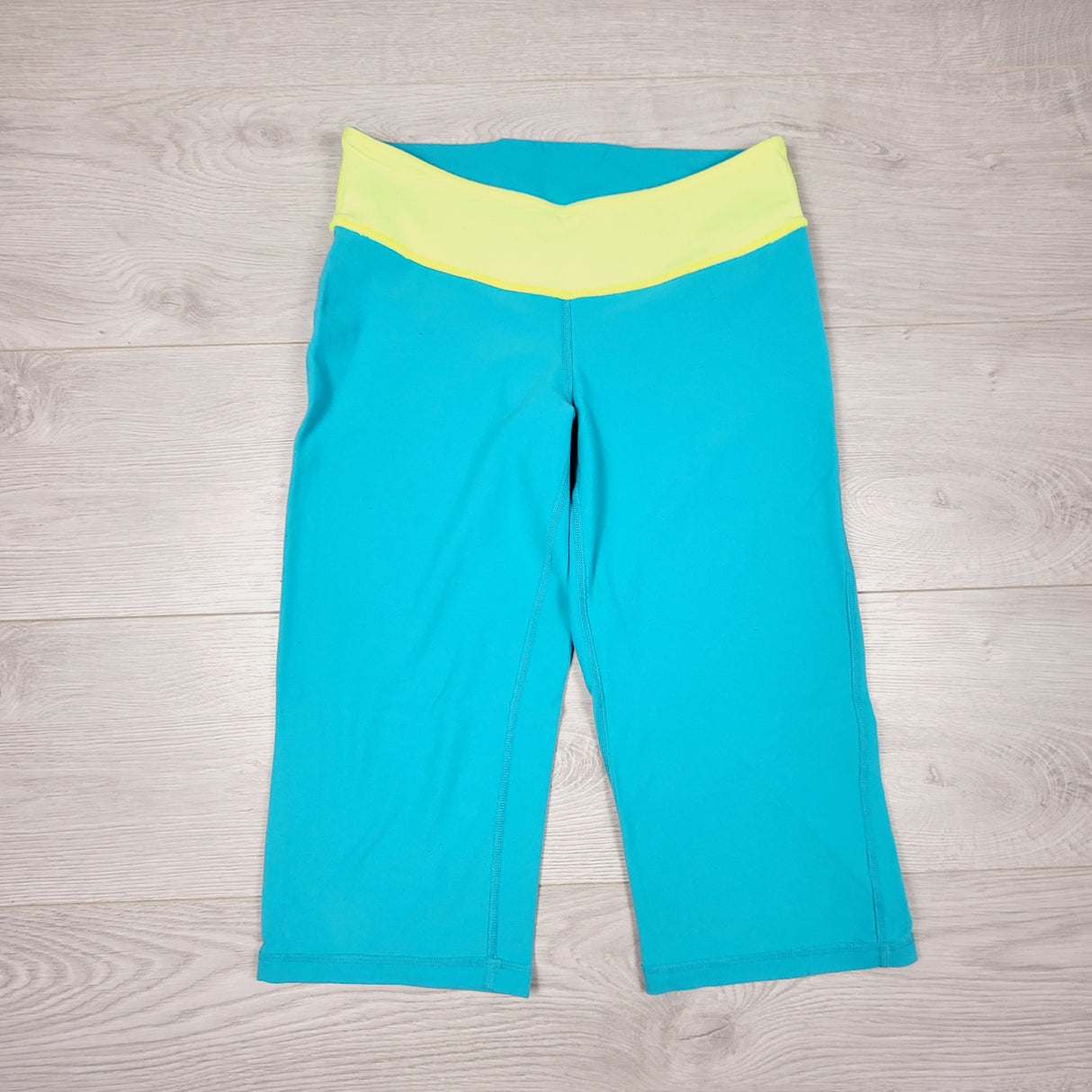 KBRD1 - Ivivva (Lululemon) turquoise and yellow cropped yoga pants. Size 10 🍁