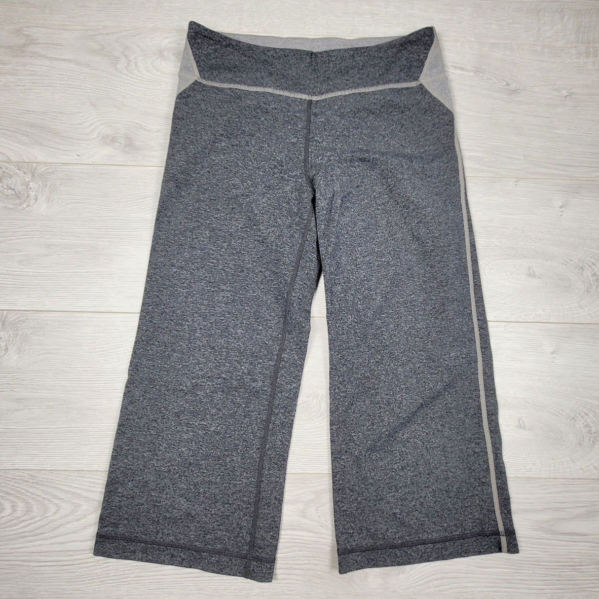 KBRD1 - Ivivva (Lululemon) grey cropped yoga pants. Size 10 🍁