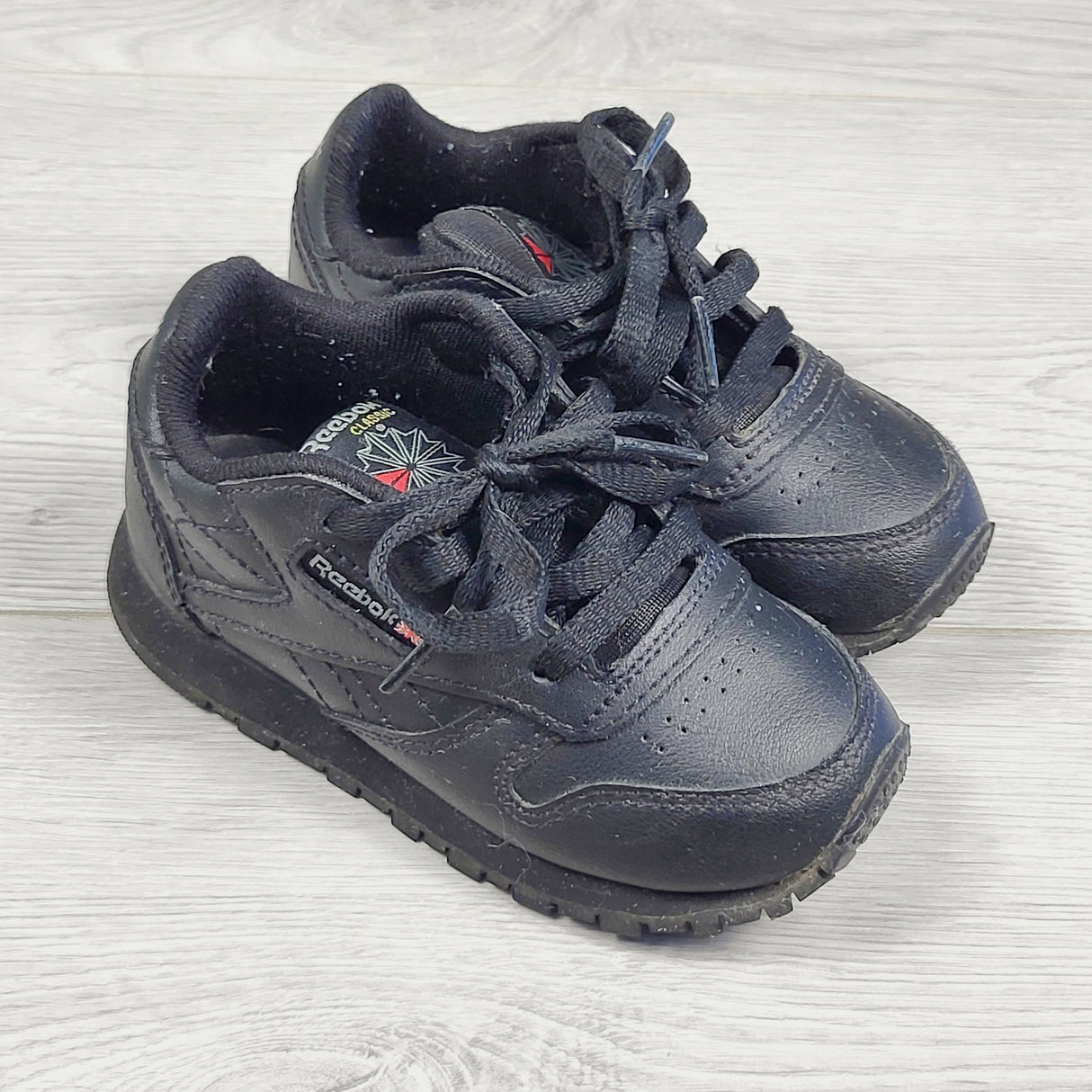 MCX1 - Reebook black "Classics" sneakers. Size 7