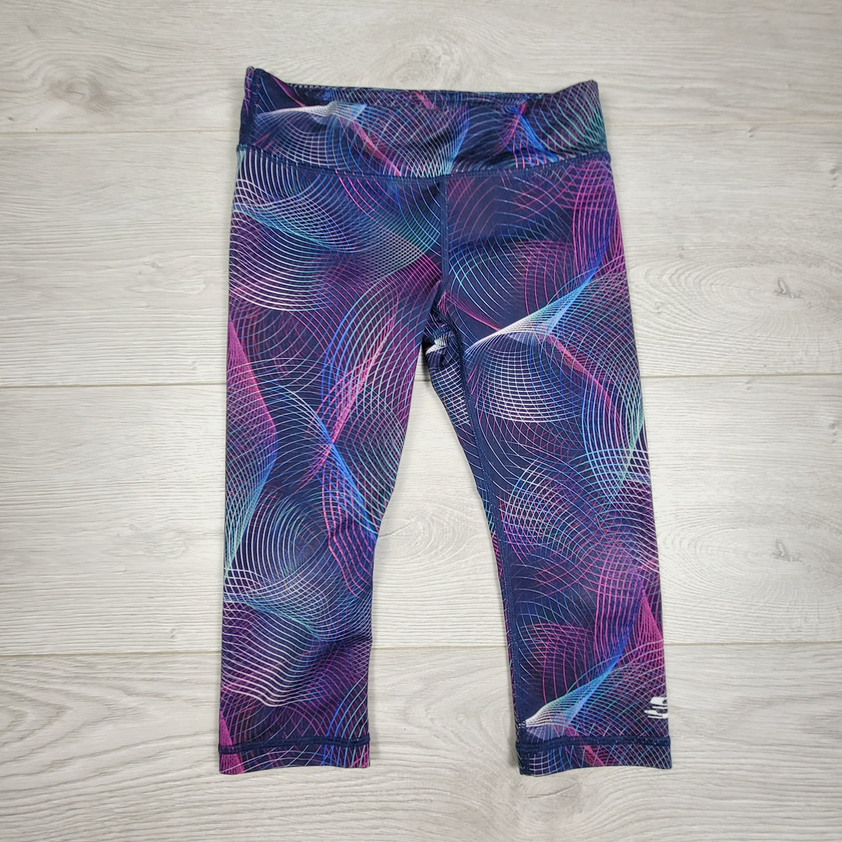 TAMC1 - Skechers navy patterned cropped active leggings. Size 6