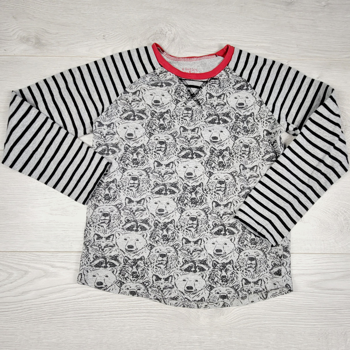 MSK1 - Hatley grey long sleeved top with wild animals. Size 8 🍁