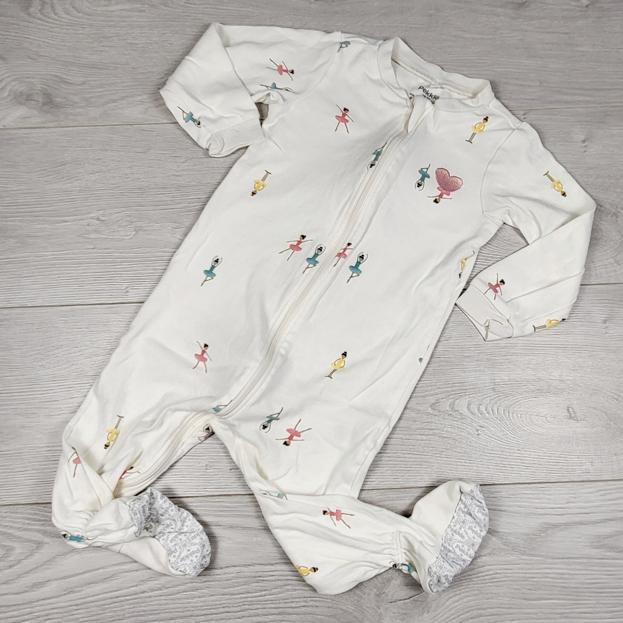 JEPR3 - Pekkle cream coloured zippered cotton sleeper with dancers. Size 18 months 🍁