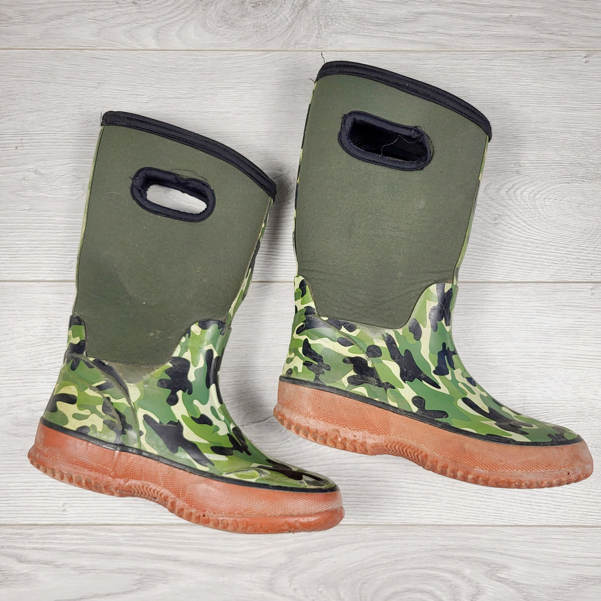 KBRD2 - Green camouflage rain boots. Youth size 1