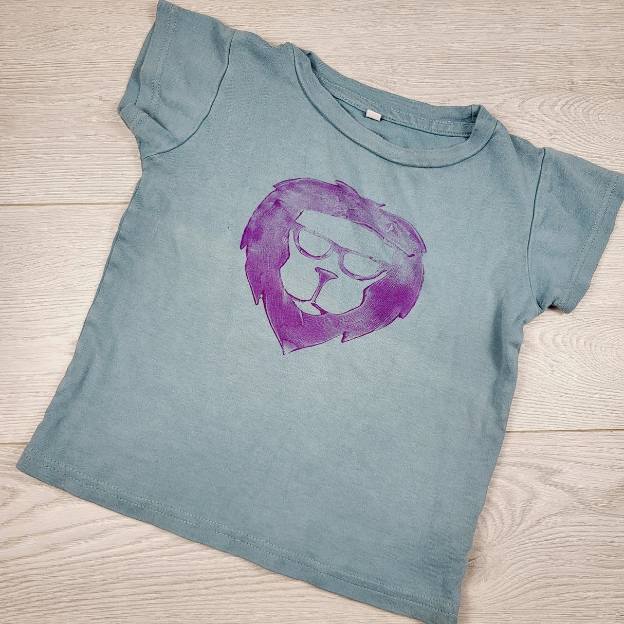KLJ1 -  Custom made aqua coloured lion t-shirt. Size 4/5T