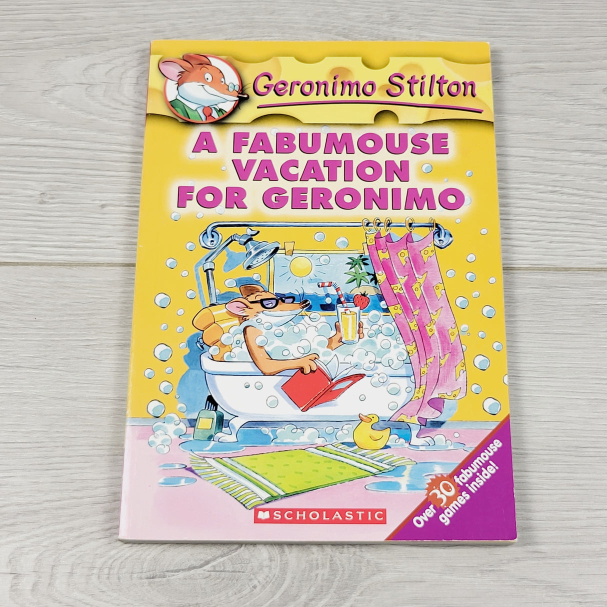 KLJ1 - A Fabumouse Vacation For Geronimo. Soft cover chapter book