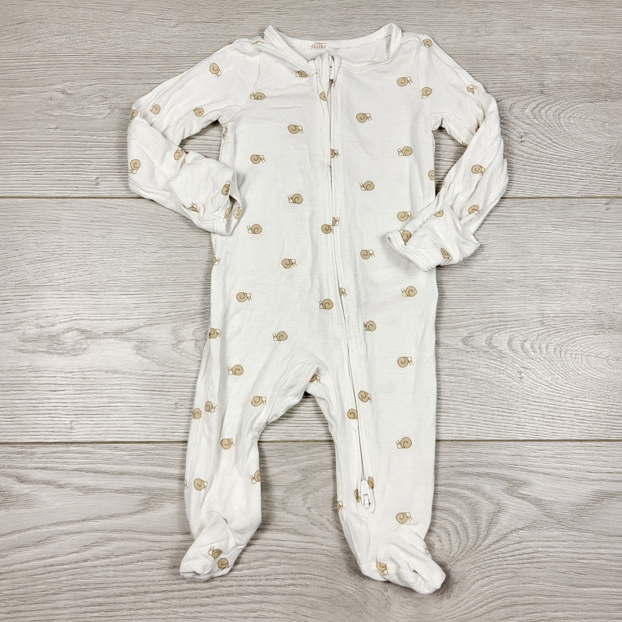 RBEN1 - Carters bamboo feel sleeper with snails. Newborn size