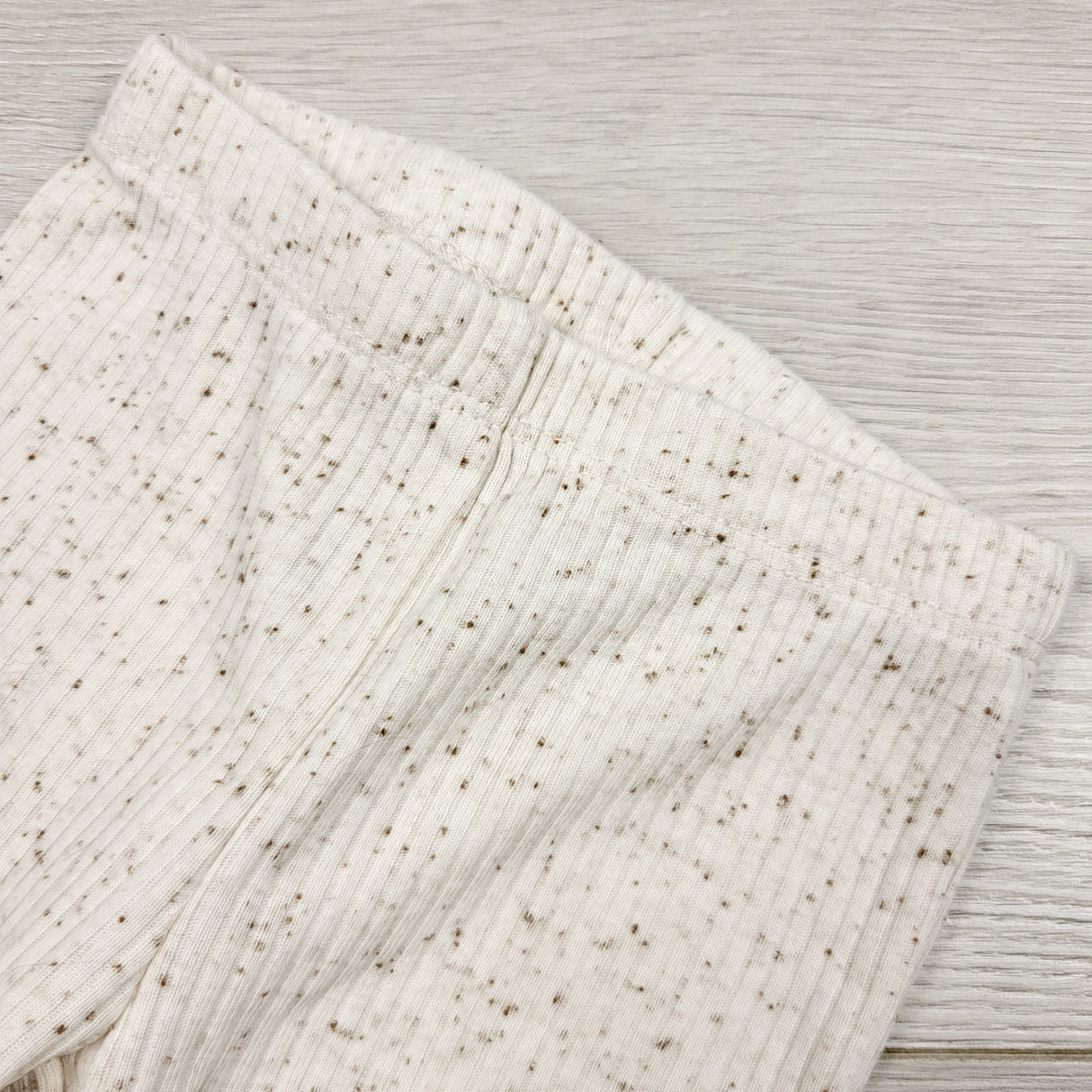 RBEN1 - Carters white speckled ribbed leggings. Size 3 months